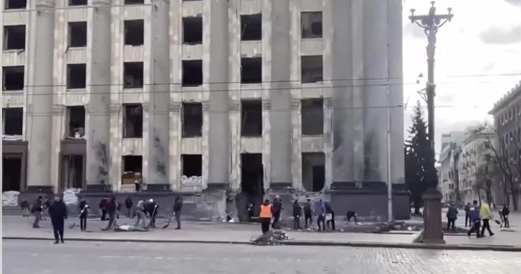 Incredibile: cittadini di Kharkiv in Ucraina strade chiare dopo bombardamenti (VIDEO)
