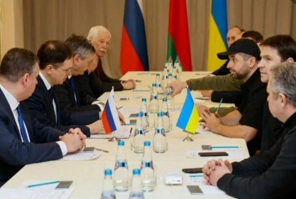 Ukrainische Verhandlungsführer sollen bei einem Treffen mit den Russen nicht essen und trinken, Angst vor Vergiftungen