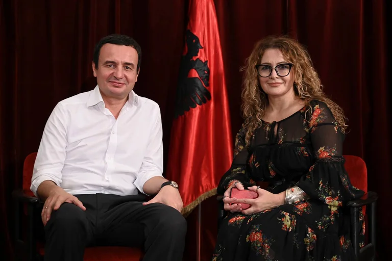 Zyrtarja e VV-së shpërblen djalin dhe kunatin e saj me mijëra euro