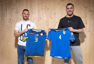 Geboren und aufgewachsen in der Schweiz, aber vertreten Kosovo, sprechen vor dem Fidan Aliti und Kryeziu Spiel