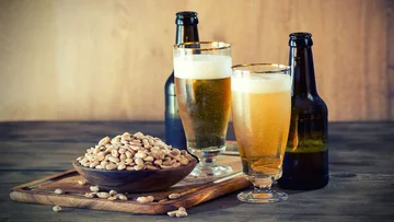 Zwei Biere und ein Paket von Erdnüssen sind die beste Heilung für die Penduration