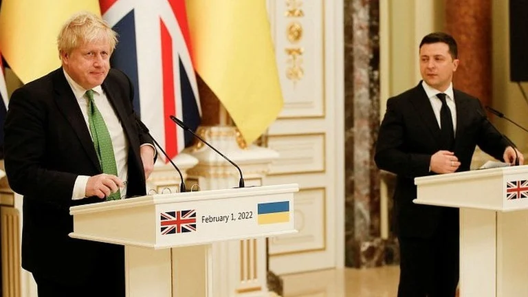 Johnson bisedon me Zelensky: I bëj thirrje vendeve tjera që ta heqin Rusinë nga SWIFT