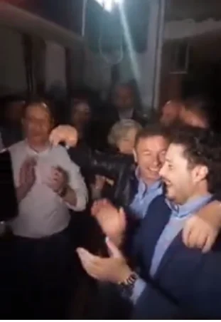 Pamje nga festa e fitores, Abazoviq ia hedh valles me këngë shqipe