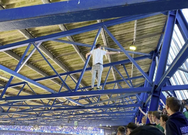 Çudia e Zotit – Një tifozë në ligën e parë të Anglisë, rrezikon jetën, ngjitet në mbajtëset e stadiumit