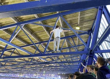 Gotts Wunder: Ein Fan in Englands erster Liga gefährdet sein Leben und steigt in die Stadionstände