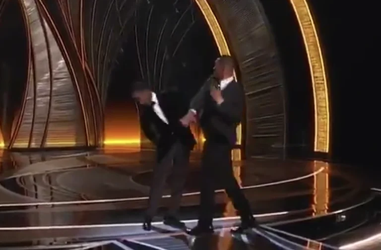 Del video kur Will Smith godet me shuplakë prezantuesin e çmimeve “Oscars”