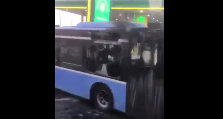 Pamje nga autobusi që u dogj para pak minutash në Prishtinë (VIDEO)