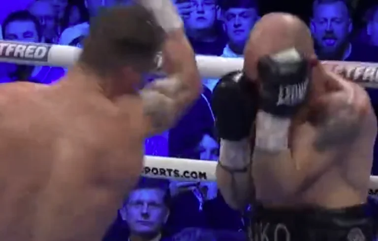 Warrington ‘shkatërrues’ për kundërshtarët, në meçin ndaj Martinez gjyqtari ndërhyri për ta ndaluar ndeshjen