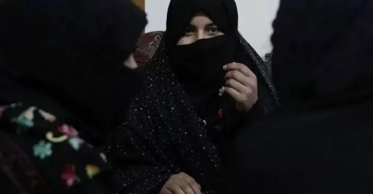 Ndodh edhe kjo: Talibanët i ndalojnë fluturimet për gratë e pashoqëruara nga burrat