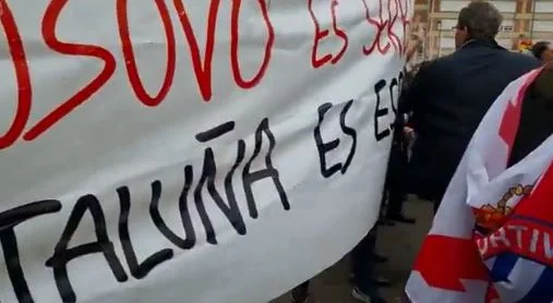 Tifozët spanjollë me pankartë “Kosova është Serbi, Katalonia është Spanjë” (VIDEO)