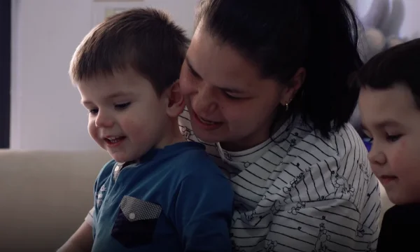 U strehua me fëmijët në Tiranë, burrin e la në Ukrainë- ja rrëfimi prekës i kësaj gruaje