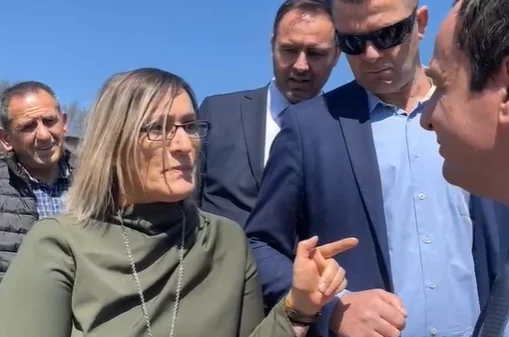 Motra e dëshmorit ia pret udhën Kurtit: Pse m’largove prej pune?