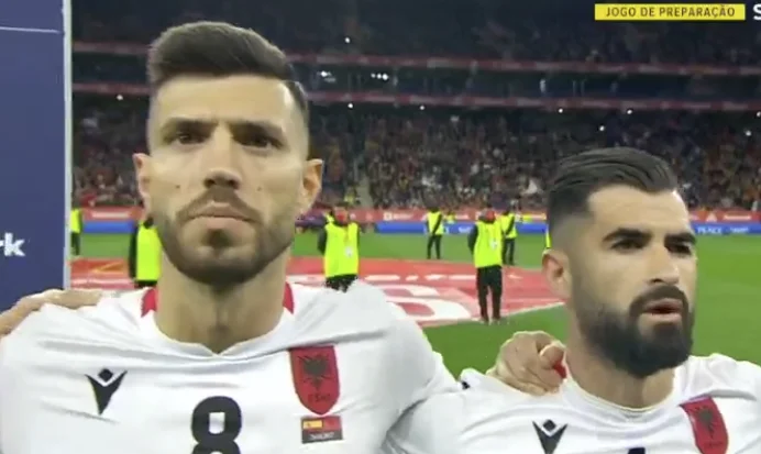 Duke kënduar me gjithë zemër himnin, lojtarët shqiptarë zbresin në fushën e Spanjës