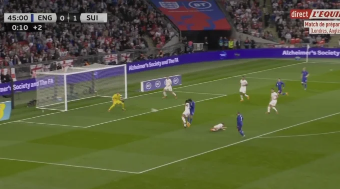Gol i bukur vjen nga Luke Shaw, portieri i Zvicrës as nuk e pa topin nga goditja e fuqishme