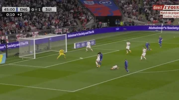 Schönes Ziel kommt von Luke Shaw, der Torhüter der Schweiz sah nicht einmal den Ball von einem mächtigen Schlag.