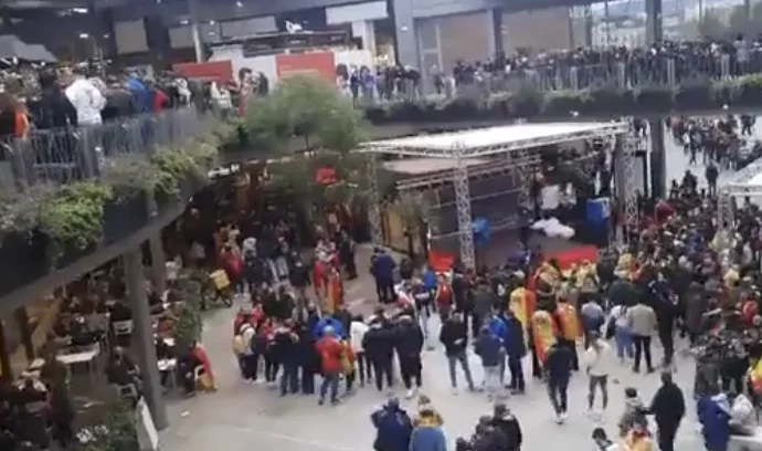 Atmosferë fantastike para ndeshjes Spanjë – Shqipëri, tifozët ‘bllokojnë’ të gjitha rrugët që çojnë te stadiumi