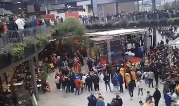 Große Atmosphäre vor dem spanischen Spiel Albanien, Fans blockieren alle Straßen, die zum Stadion führen