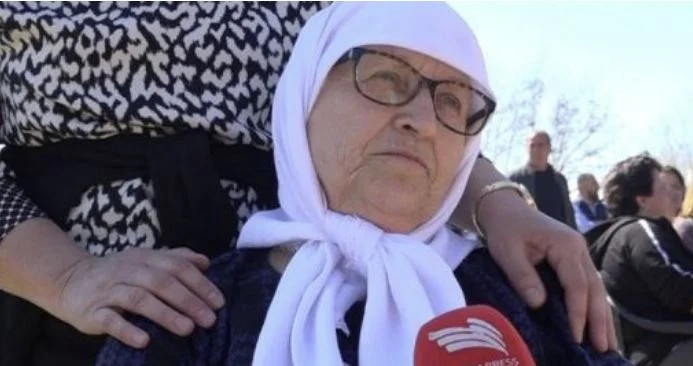 Rrëfimi i gruas nga Krusha: S’ka ku të qaj e të vendos lule, tash e 23 vjet pa djalin dhe bashkëshortin