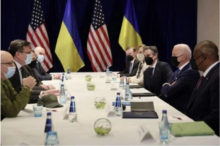 Biden takohet me ministrat e Ukrainës në Poloni