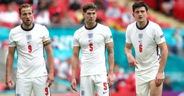Es passiert 10 Minuten vor dem Schweizer Spiel, Englands führender Spieler wird in Hitze verletzt