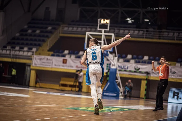 Basketbollistit kosovar i vdesin gjyshja e daja në të njëjtën ditë, ai vendos të ndihmojë ekipin përkundër dhimbjes së madhe