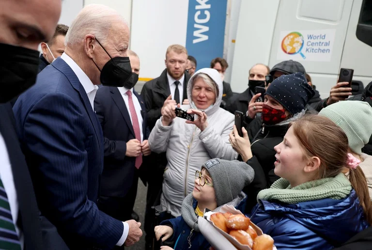 Biden takohet me refugjatët ukrainas në Poloni