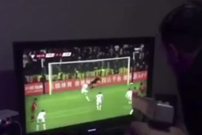 E keni parë këtë video? Yilmaz e humbi penalltinë për Turqinë, tifozi e bën “bira – bira” televizorin me revole