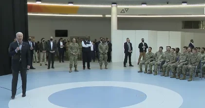Biden flet me ushtarët në Poloni, kujton shërbimin e djalit të tij në Kosovë