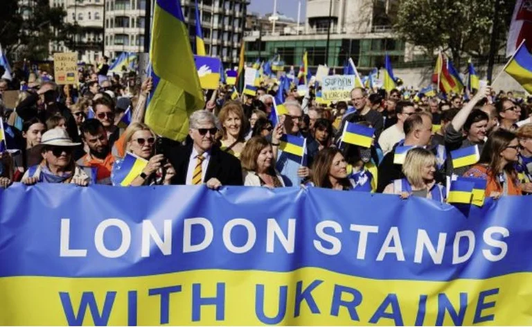 Londër: Mijëra qytetarë protestojnë kundër pushtimit të Ukrainës