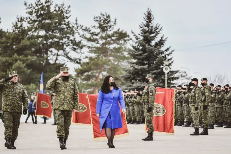 Presidentja Osmani dekreton dy vendime për uniformën e FSK-së