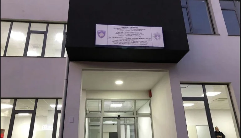 Nxënësi me armë zjarri në një shkollë në Gjakovë, intervenon policia