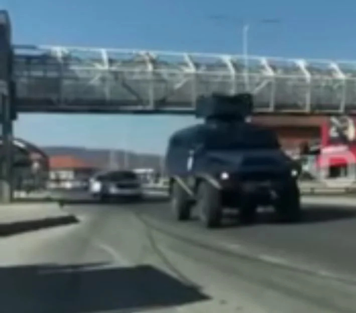 Automjete të Njësisë Speciale shihen në drejtim të Mitrovicës (Video)