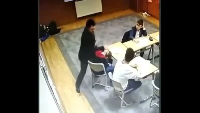 Momenti kur punonjësi i konviktit sulmon rëndë studentët meshkuj (VIDEO)