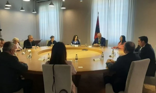 Abdixhiku dhe komplet kryesia e LDK’së në takim me Edi Ramën