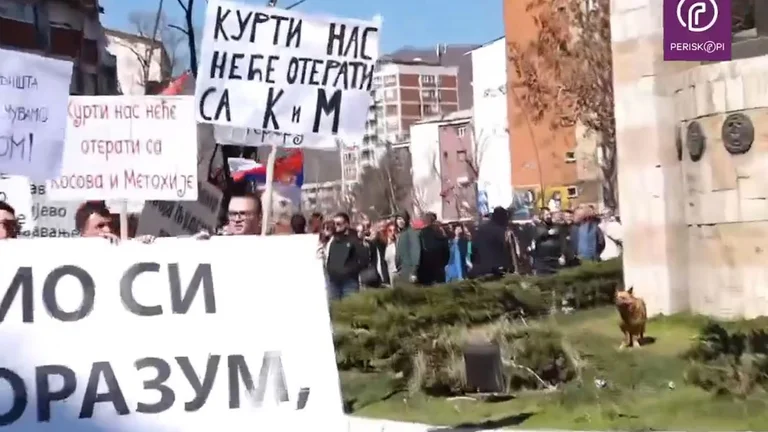 Të paktën 10 autobusë me protestues nga Serbia arrinë në veri