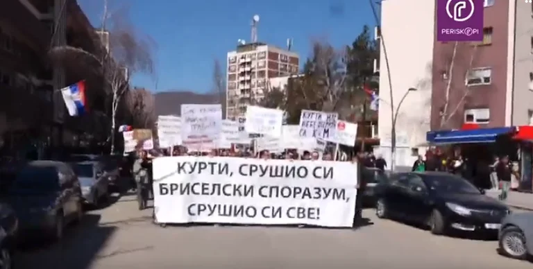 Serbët mblidhen në Mitrovicë e Graçanicë: Duan lejimin e mbajtjes së zgjedhjeve