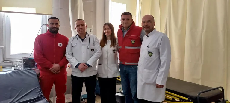 21 vjeçari “vdes” nga sulmi në zemër, mjekët e Suharekës e kthejnë në jetë