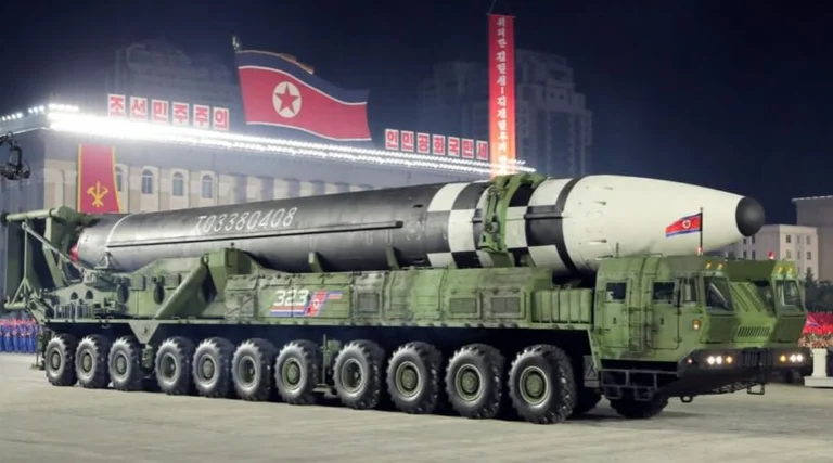Koreja e Veriut trondit gadishullin, lëshon raketën më të madhe balistike ndërkontinentale
