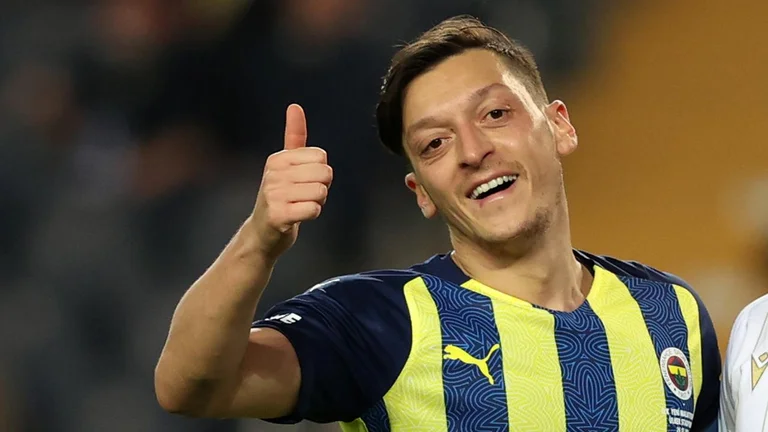 Zyrtare: Fenerbahce e përjashton Mesut Ozilin nga skuadra