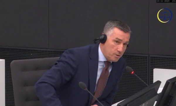 Kadri Veseli largohet nga konferenca në Hagë për të folur në telefon me fëmijët