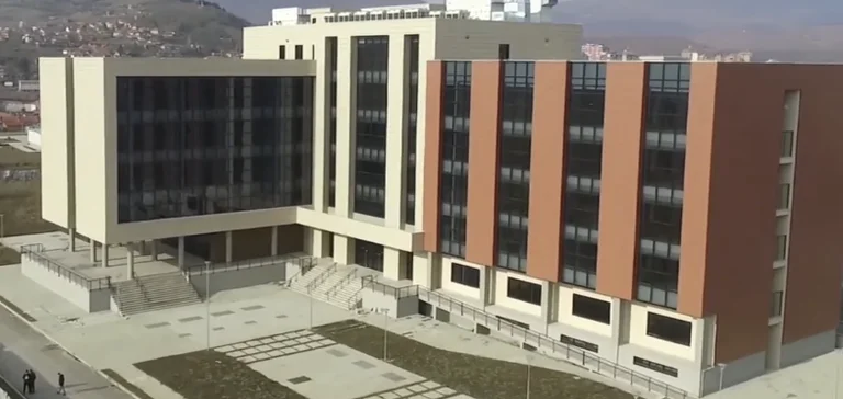 Kërcasin grushtat në ‘Isa Boletin’ – Dy persona në Universitet përleshen mes vete