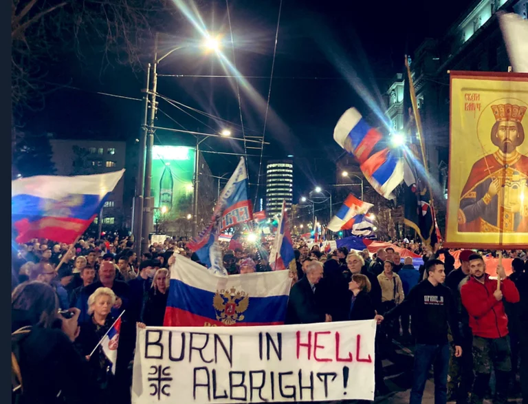 “Digju në ferr”, serbët festojnë në shesh për vdekjen e Albright