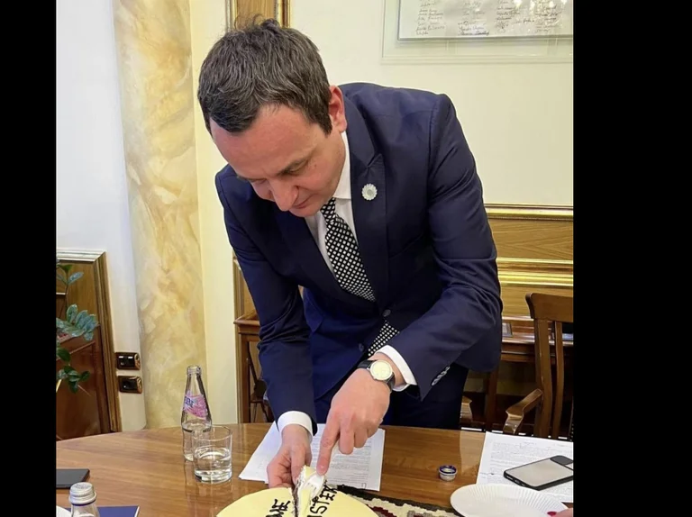 Kurti feston ditëlindjen: Del fotografia me thikë mbi tortë