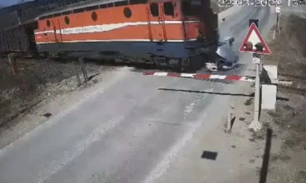 Injoroi laurën dhe tentoi të kalojë shinat me veturë, burri nga Banja Lluka e pësoi keq nga treni
