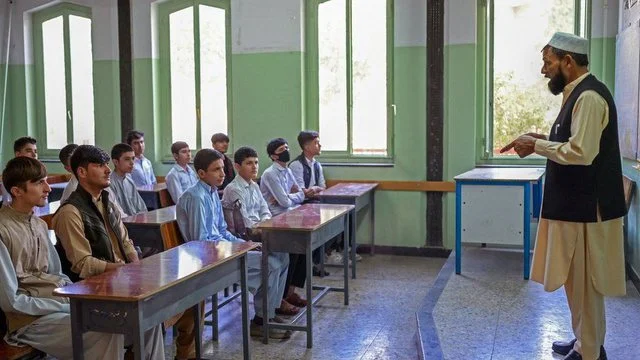 Talibanët u ndalojnë vajzave të ndjekin shkollat e mesme