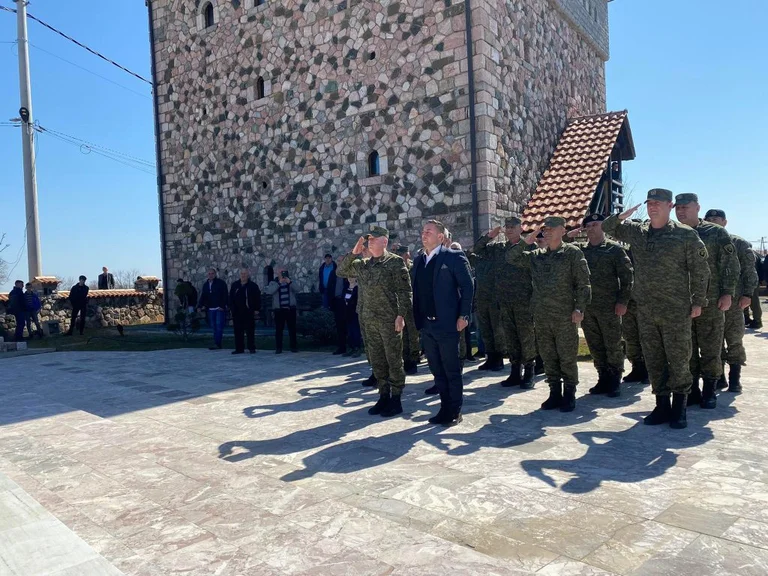 Mehaj është kthyer nga Izraeli: Bën homazhe në Gllogjan