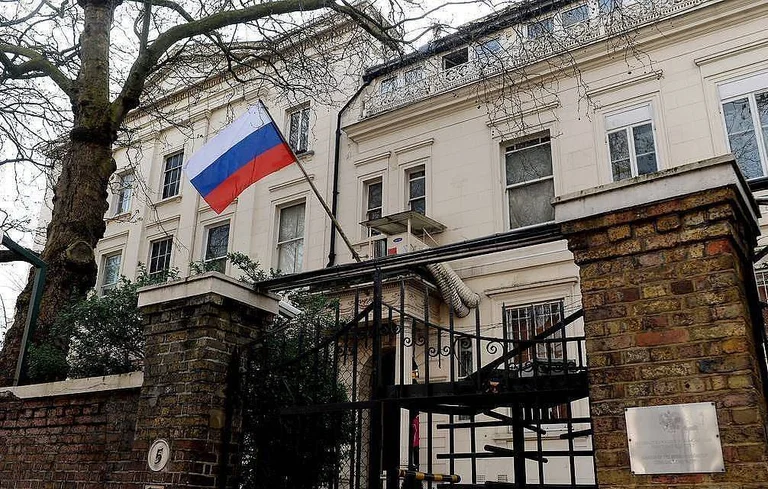 Polonia ia bllokon llogaritë Ambasadës ruse
