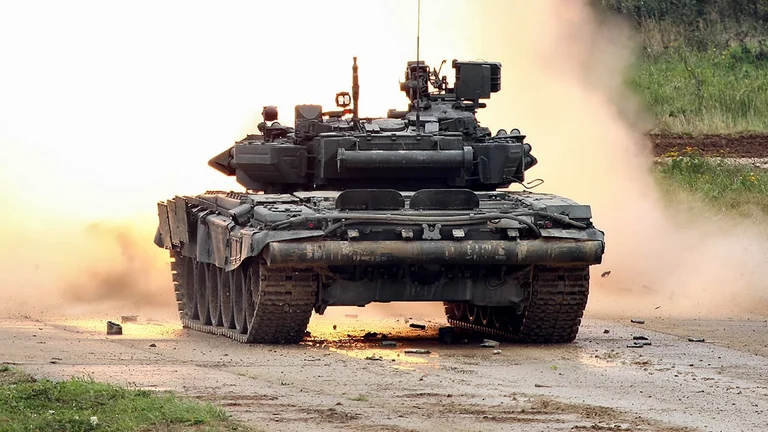 “Je fajtor për vrasjen e shokëve të luftës”, ushtari rus shtyp me tank kolonelin e tij pranë Kievit