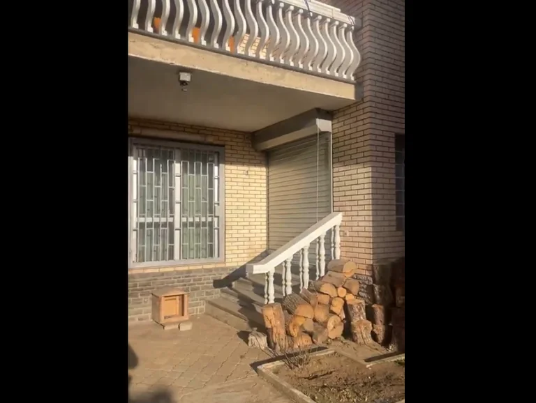 Policia largon dronin e dyshuar nga oborri i shtëpisë (Foto)