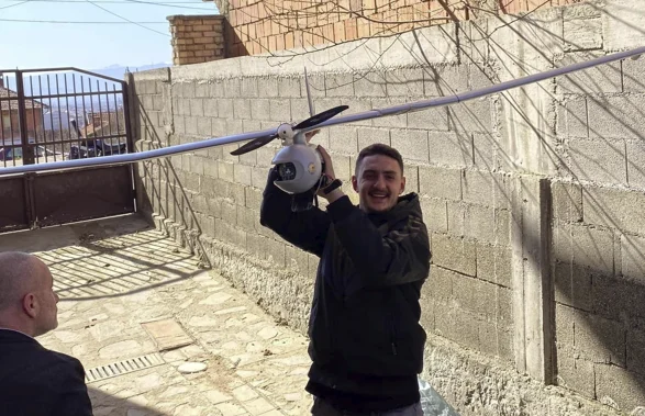 Dëshmitari publikon fotot me dronin e dyshuar në dorë